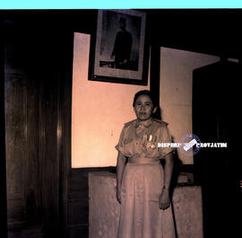 Foto Bu Darsih pegawai kantor Keresidenan Surabaya selesai penganugerahan bintang gerilya, 10 – 1...