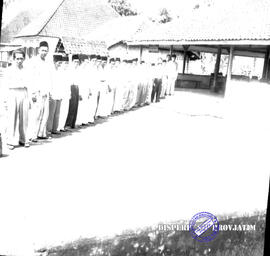 Pembangunan ke Djabung (Tumpang) Malang, tgl. 4 April 1957. Warga berbaris didepan balai desa