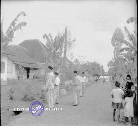 Pembangunan ke Djabung (Tumpang) Malang, tgl. 4 April 1957. Warga berduyun –duyun menuju balai desa