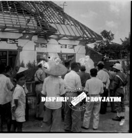 Kunjungan para pejabat ke sebuah instansi,  foto diambil setelah kejadian gempa bumi  yang meland...