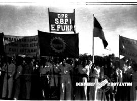 Peserta upacara dari berbagai lapisan masyarakat dan pemuda dengan membawa berbagai macam spanduk...