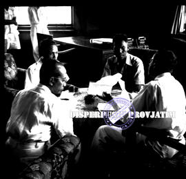 Para pejabat sedang berdiskusi terkait dengan adanya demonstrasi penguni – penghuni liar, 18 – 4 ...