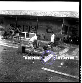 Suasana persiapan stand pameran pemerintah di CEFI (Center For Economical Fairs of Indonesia) Sur...