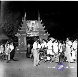 Sebuah gapura bergambarkan buruh dalam suatu malam peringatan hari buruh surabaya, 1 – 5 -1953.