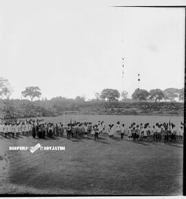 Barisan kontingen dari Sekolah Lanjutan (SMP) pada Pekan Olah Raga Sekolah Lanjutan di Lapangan T...