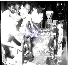 Kunjungan Sekjen di stand pameran CFI di Surabaya, tahun 1958