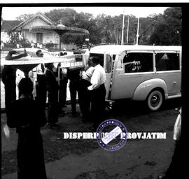 Pemindahan Jenazah Raja Solo Paku Buwono VI dari Ambon ke  Solo.          10 Maret 1957