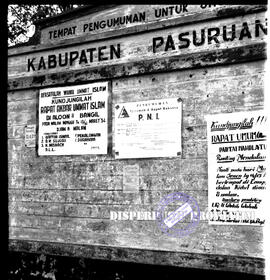 Tampak Plakat-plakat dari partai-partai politik yang ditempelkan dipapan pengumuman umum di Kabup...