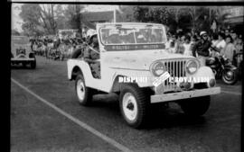 Mobil jeep milik Polisi Militer yang ikut pawai peringatan HUT kemerdekaan Republik Indonesia di ...