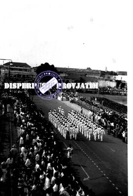 Pawai / defile peserta upacara dari pasukan angkatan bersenjata/tentara dalam peringatan hari pah...