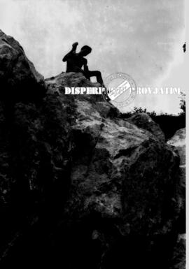 Seorang penambang dan pengrajin batu marmer sedang mengambil / menambang batu marmer di Campur Da...