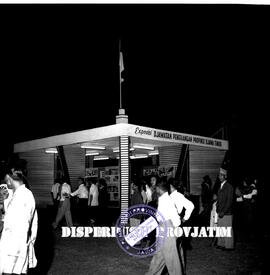 Suasana stand pameran milik Djawatan Penerangan pada Pekan Raya Surabaya ke – 33 pada malam hari,...