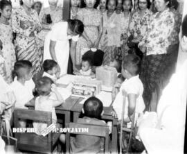 Peringatan Hari Kartini di Surabaya. 21 April 1957. Ibu – ibu sedang meninau panti asuhan