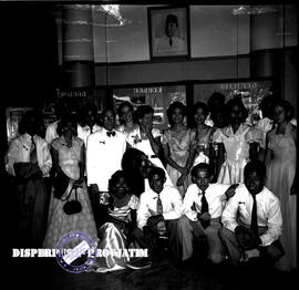 Foto bersama Undangan dari ekspatriat dan udangan lainnya pada malam amal penggalangan dana bantu...