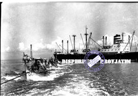 Tiga buah kapal nelayan tradisional yang digunakan untuk menunda / memindah penumpang dari sebuah...