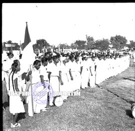 Suasana peringatan hari buruh disebuah lapangan di Surabaya, 1 – 5 – 1954