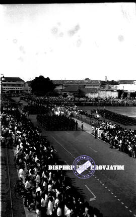 Pawai / defile peserta upacara dari pasukan angkatan bersenjata/tentara dalam peringatan hari pah...