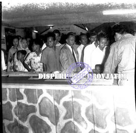 Kunjungan Sekjen di stand pameran CFI di Surabaya, tahun 1958