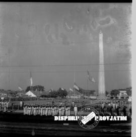 Suasana upacara peringatan Hari Kemerdekaan Republik Indonesia di Lapangan Tugu Pahlawan yang dii...