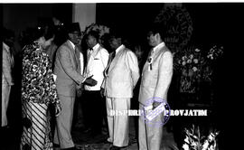 Gubernur samadikun beserta istri bersalam-salaman dan hadir dalam  Kongres Ekonomi Nasional Selur...