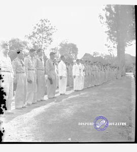 Barisan para pejabat negara ketika upacara peringatan Hut Kemerdekaan RI ke – 7 di Taman Surya / ...