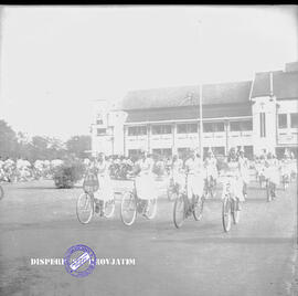 Kontingen lomba rapi dan keserasian bersepeda SGTK 1 Negeri Surabaya pada peringatan hari kartini...