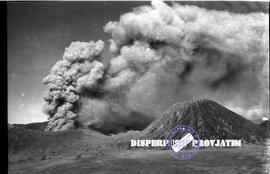Asap yang mengepul dari kawah gunung bromo, foto pada Kasada, 24 – 6 – 1956