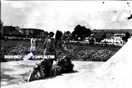 Kolonel Soedirman, Panglima T & TB Brawijaya meletakkan karangan bunga di Tugu Pahlawan pada ...