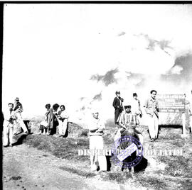 Para wisatawan tengah menikmati suasana gunung bromo,  24 – 6 – 1956