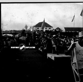 Suasana pawai saat melintas di depan kantor Gubernuran pada peringatan Hari Maritim Surabaya, 21 ...