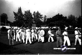 Peserta defile dari kesatuan angkatan bersenjata dan marching band tampak memasuki halaman an bal...