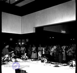 Barisan pandu putri pada upacara peringatan hari Boden Powell di Surabaya, Tanggal, 22 – 2 – 1951