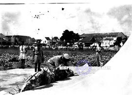 Kepala Kepolisian Jawa Timur meletakkan karangan bunga di Tugu Pahlawan pada Peringatan HUT Kemer...