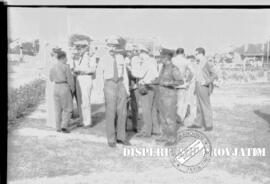 Rombongan pejabat ketika akan meletakkan karangan bunga di Tugu Pahlawan pada peringatan Hari Pah...