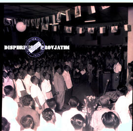 Para hadirin sedang berdiri pada ceramah PNI (Partai Nasional Indonesia) di tegalsari Surabaya, 2...