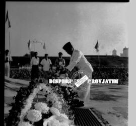 Peletakan karangan bunga yang dilakukan oleh Gubernur R. Soewondo Ranoewidjojo pada upacara perin...