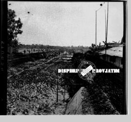 Suasana kerja bakti sukarelawan Pemuda Rakyat Surabaya menyambut Kongres Nasional ke VI Pemuda Ra...