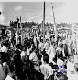 Rapat Raksasa di Tambakrejo Simokerto, tampak para serikat buruh dan pekerja dengan membawa bende...