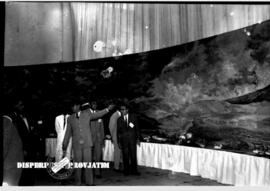 Presiden Sukarno / Soekarno didampingi para pejabat ketika meninjau eksposisi /  pameran PMI (Pal...