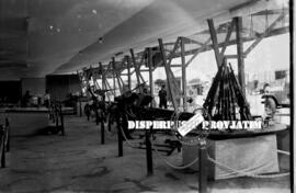 Berbagai jenis senjata yang dipamerkan di  stand angkatan darat dalam CEFI (Center  For Economica...