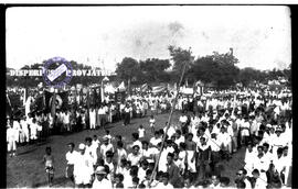 Sebuah panggung / podium untuk orasi dengan spanduk bertuliskan KUATKAN PERSTUAN NASIONAL UNTUK R...
