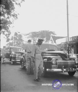 Pemeriksaan mobil dan pengendara di Kota Surabaya, pemeriksaan kondisi kendaraan, tgl 28 Juli 1951