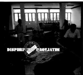 Kesibukan di stand eksposisi / pameran PMI (Palang Merah Indonesia) di Surabaya yang ditinjau / d...