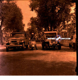 Polisi Lalu Lintas dan mobil yang digunakan untuk pengawalan bendera PON VII  Surabaya di Ngawi, ...