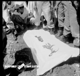 Tulang-tulang para pahlawan 1945 yang diangkat untuk dipindahkan ke makam pahlawan pada penggalia...