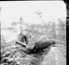 Proyek Kali Brantas Karangkates. Mesin Buldoser Tahun 1969