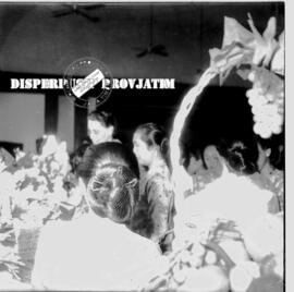 Tim juri sedang melakukan penilaian lomba merangkai bunga (florist) di  Surabaya, 23 – 6 – 1955