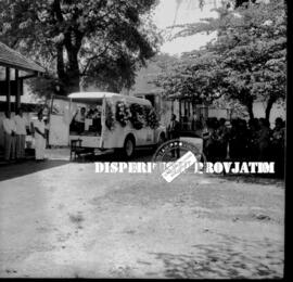 Suasana di rumah duka, terlihat para pelayat dan mobil jenasah pada Pemakaman Ny. Saniroon, 14 – ...