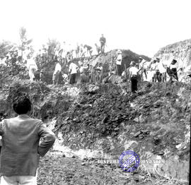 Pembangunan ke Djabung (Tumpang) Malang, tgl. 23 Maret 1957. Warga kerja bakti membuat jalan