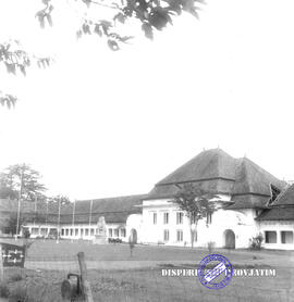 Fakultas kedokteran UNAIR Surabaya. Depan gedung fakultas kedokteran UNAIR, tahun 1956